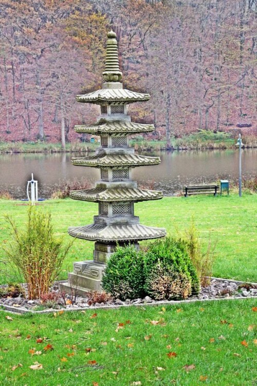 In den Anlagen des Hammerweihers als kleines Monument errichtet.
Es soll vermutlich an die Partnergemeinde von Steinbrücken erinnern.
https://www.ecosia.org/search?q=Japanische+Pagode

Aufnameort: Mandeln im Süden
Kamera: Canon EOS 1300D