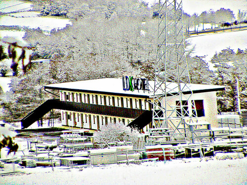 Das Hotel liegt südlich von Eibelshausen in der Nähe einer Stromleitung.
Wintersport wäre derzeitig mit Skilift Hirzenhain möglich.

Aufnameort: Eiershausen im Süden
Kamera: Medion Camcorder