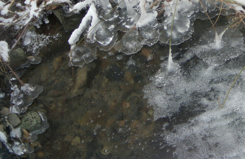 Eis als ein Aggregatzustand von Wasser bei Temperaturen unterhalb des Gefrierpunktes.
http://de.wikipedia.org/wiki/Eis

Aufnameort: Eiershausen Schwarzbach
Kamera: Medion Digitaler Full-HD-Camcorder mit Touchscreen