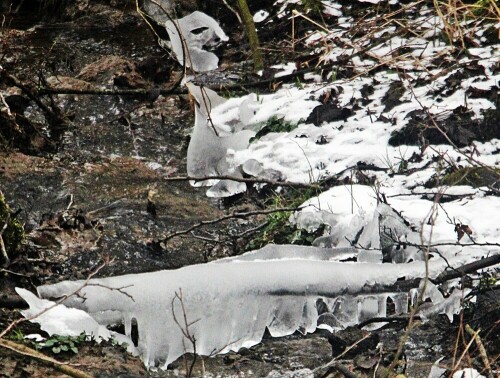 Stehendes Wasser wie z. B. auch Spritzwasser kann vorzeitiger gefrieren als fließendes Wasser.
https://de.wikipedia.org/wiki/Frost

Aufnameort: Eiershausen im Süden(Wissenbacher Weg)
Kamera: Canon EOS 1300D