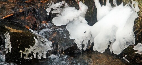 Je nach Kälte können auch Fließgewässer zumindest randlich zugefrieren.
https://de.wikipedia.org/wiki/Frost

Aufnameort: Eiershausen im Westen
Kamera: Canon 1300D