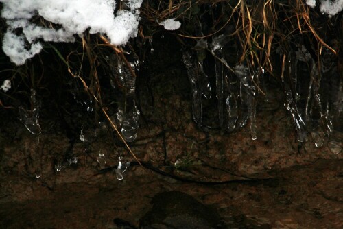 Wasser kann(ähnlich wie Stalaktiten sowie -miten in Höhlen) auch als Eiszapfen gefrieren.
https://de.wikipedia.org/wiki/Eiszapfen

Aufnameort: Eierhausen im Süden(Wissenbacher Weg)
Kamera: Canon EOS 1300D