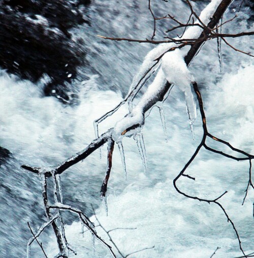 Heruntertropfendes Wasser kann bei Frost zu Eiszapfen gefrieren.
https://de.wikipedia.org/wiki/Eiszapfen

Aufnameort: Dietzhölze bei Rittershausen
Kamera: Canon EOS 1300D