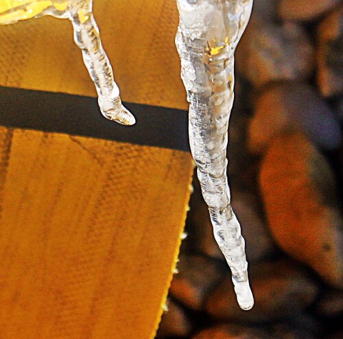 Einzelne Wassertropfen gefrieren aneinander und bilden gemäß der Schwerkraft einen Eiszapfen.
https://de.wikipedia.org/wiki/Eiszapfen

Aufnameort: Eiershausen Garten
Kamera: Canon 1300D