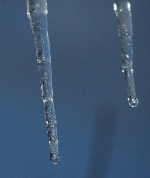 Eiszapfen als Zeugen von Tauwetter und Frost.
https://de.wikipedia.org/wiki/Eiszapfen

Aufnameort: Eiershausen Vordach
Kamera: Canon EOS 700D