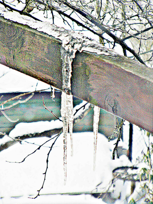 Eiszapfen entstehen durch herabtropfendes Wasser, das währenddessen gefriert.
https://de.wikipedia.org/wiki/Eiszapfen

Aufnameort: Eiershausen Terrasse
Kamera: Medion Camcorder