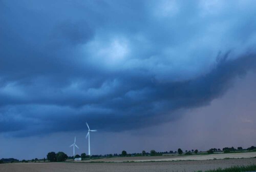 Ein aufkommendes "Un"-Wetter in der Soester Börde. Das Licht war wirklich unwirklich. So mußte das Bild nicht bearbeitet werden um Spannung zu erzeugen...

Aufnameort: Soester Börde, NRW
Kamera: Nikon D80