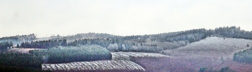 Schnee wird aus Eiskristallen gebildet und gilt als häufigste Form des
"festen Niederschlages."
https://de.wikipedia.org/wiki/Schnee

Aufnameort: Eiershausen
Kamera: Canon EOS 1300D