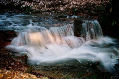 Dieses bild entstand durch Zufall eigentlich wollte ich nur den Wasserfall fotografieren doch in diesem moment hielt ein Junge seine Taschenlampe hinein.
So entstand ein wunderbares bild in der Dämmerung mit einem Taschenlampenstrahl.


Aufnameort: Kaskadenschlucht Gersfeld-Sandberg, Rhön
Kamera: Nikon F55