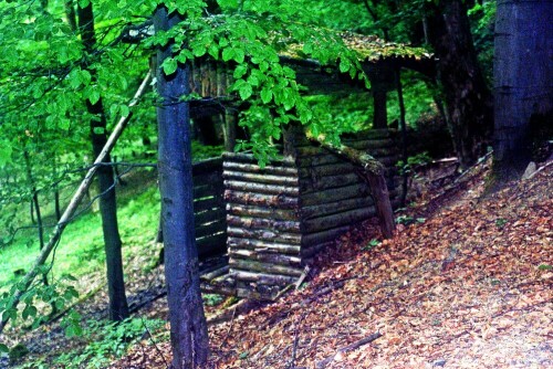 Je nach Gelände können Hochsitze unterschiedliche Aussichten bieten.
https://de.wikipedia.org/wiki/Hochsitz

Aufnameort: Revierförsterei Dietzhölze im Süden
Kamera: Canon EOS 1300D