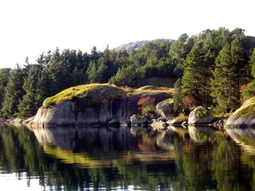 Dieser mit Moos bewachsene, sonnenbestrahlte Steinrücken am Wasser lädt förmlich dazu ein, sich darauf niederzulassen und zu verweilen.

Aufnameort: Solund Norwegen
Kamera: Canon PowerShot A610