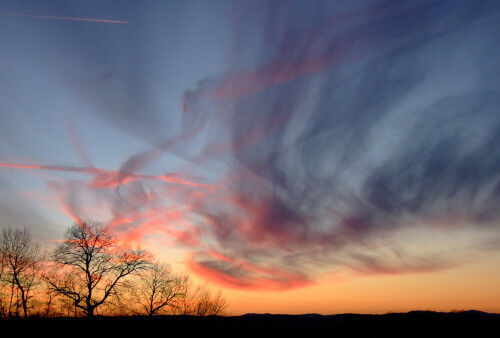 Wenn die Sonne gerade untergeht und den Abendhimmel leuchtend rosa färbt, wenn Wolken aussehen, als seien sie Barockgemälden entsprungen und letzte Strahlen die Landschaft in ein Farbenmeer tauchen. Ein Foto, das in seiner Zartheit ein Aquarell sein könnte. Wenn der Himmel zum Gemälde wird.

Aufnameort: Urwaldsteig Kellerwald Edersee bei Basdorf
Kamera: Fuji Finepix F 30