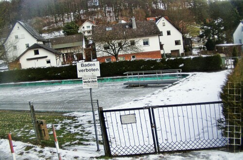 Auch Freischwimmbäder können als "stehende Gewässer" bei Temperaturen deutlich unter dem Gefrierpunkt vereisen.
https://de.wikipedia.org/wiki/Eis

Aufnameort: Simmersbach im Norden
Kamera: Camcorder Medion