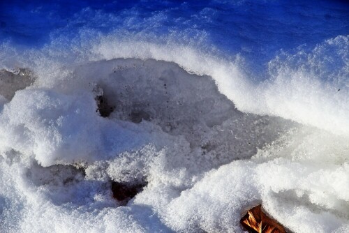 Bei Wind und Frost kann Schnee verharschen.
https://de.wikipedia.org/wiki/Schnee

Aufnameort: 3.Hirschbergweg am Hirschberg
Kamera: Canon 1300D