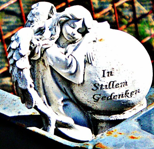 Ein Schmuck an einem Grab, der vielleicht Manchen auch an eigene Verwandte sich erinnern lässt, die nicht mehr unter den Lebenden verweilen.
Z. B. :
https://de.wikipedia.org/wiki/Friedhof_der_Dorotheenst%C3%A4dtischen_und_Friedrichswerderschen_Gemeinden#Historischer_gusseiserner_Grabschmuck

Aufnameort: Eiershausen vor der Friedhofshalle
Kamera: Canon EOS 1300D