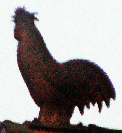 Figuren auf dem Dachfirst können Aufmerksamkeit erregen.
https://de.wikipedia.org/wiki/Dachfirst

Aufnameort: Marburg Ketzerbachstraße
Kamera: Medion Camcorder