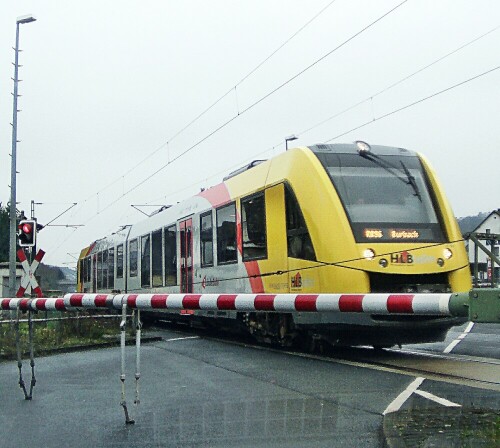 Eisenbahnen sind zum Transport von Gütern sowie Personen geeignet.
https://de.wikipedia.org/wiki/Eisenbahn

Aufnameort: Dillenburg
Kamera: Medion Camcorder