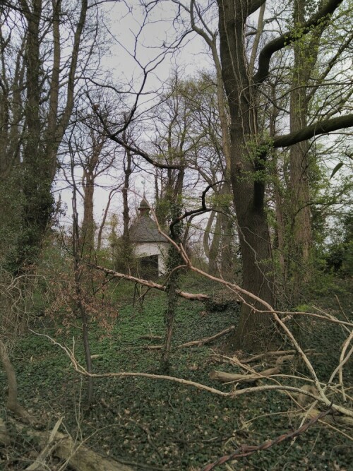 Die Kapelle der Herler Burg liegt nur scheinbar in der Wildnis, in Wirklichkeit befindet sie sich im Garten der Herler Burg, die wiederum neben einer stark befahrenen Straße liegt.

Aufnameort: Köln Buchheim
Kamera: Fairphone 2