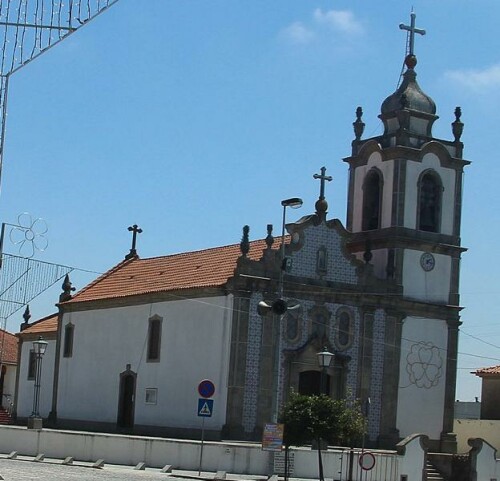 Manche Kirchen tragen ein grünes Neonkreuz(gewissermaßen für die lebenden Gläubigen) und andere ein rotes(für die Toten).
https://de.wikipedia.org/wiki/Kirche_(Bauwerk)

Aufnameort: Nördlich von Porto(Portugal)
Kamera: Canon EOS 700D