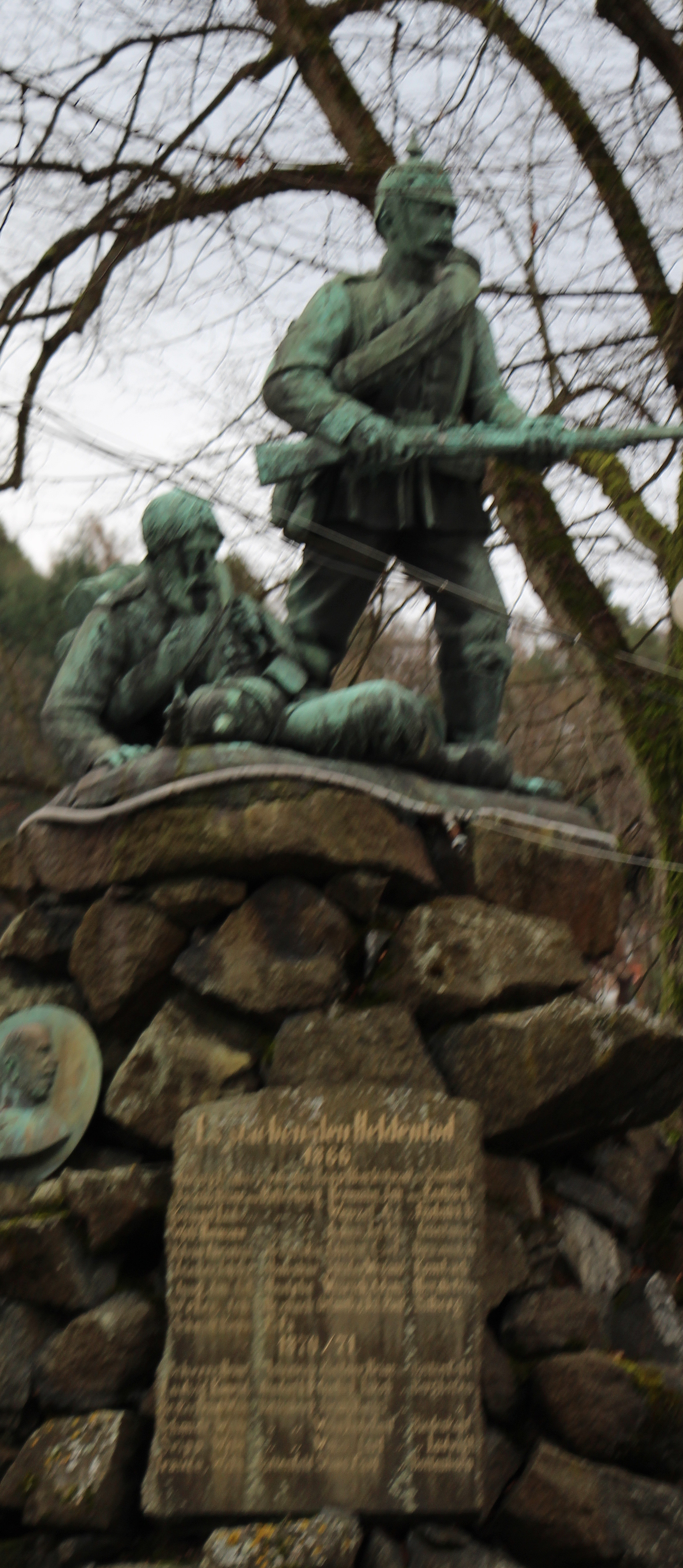 Kriegsdenkmal auf dem Marktplatz von Biedenkopf
https://de.wikipedia.org/wiki/Biedenkopf

Aufnameort: Biedenkopf Marktplatz
Kamera: Canon EOS 700D