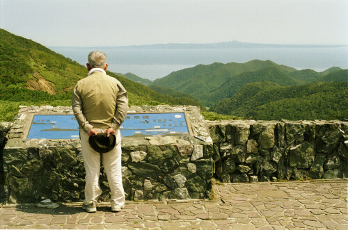 Blick vom Shiretoko-Pass zur russisch besetzten Kurilen-Insel Kunashiri
http://martin-ebner.net/regions/asia/japan-westen/

Aufnameort: Shiretoko-Nationalpark, Japan
