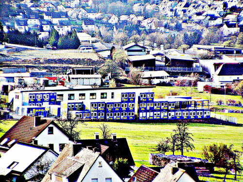 Jenes dient auch als Unterkunftsmöglichkeit für Arbeiter wie -innen im Gewerbegebiet der "Stadt Eschenburg."(Dorfverband)
Jene Unterkünfte zeigen sich ähnlich solidarisch mit den Container von Flüchtlingen.
https://de.wikipedia.org/wiki/Hotel


Aufnameort: Eiershausen im Süden
Kamera: Medion Camcorder