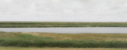 Der ruhigen Landschaft wurde mittels Körnung etwas Malerisches gegeben. Aus dem flüchtigen Augenblick der Aufnahme entstand ein anderes Zeitgefühl, etwas Bleibendes.

Aufnameort: Umgebung von Greetsiel
Kamera: Canon