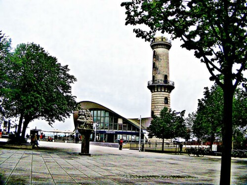 Neben dem Leuchtturm in Rostock wurde ein Teehaus errichtet.
https://de.wikipedia.org/wiki/Rostock#/media/Datei:Warnemuende-strand-leuchtturm-teepott-2013.jpg

Aufnameort: Hansestadt Rostock
Kamera: Medion Camcorder