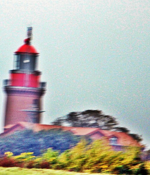 Leuchtürme galten früher und mancherorts auch heute noch als Orientierungspunkte an Land für die Seefahrt.
https://de.wikipedia.org/wiki/Leuchtturm

Aufnameort: Rerik im Nordosten
Kamera: Canon EOS 1300D