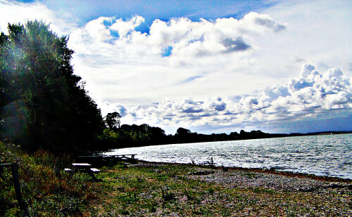 Eine Meeresbucht der Ostsee
https://de.wikipedia.org/wiki/Ostsee

Aufnameort: Südosten von Dänemark Stevning
Kamera: Medion Camcorder