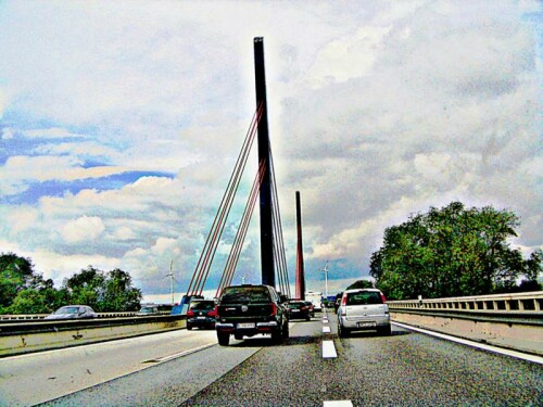 Eine Autobahnbrücke, die täglich auch einiges an Gewicht zu tragen hat.

https://de.wikipedia.org/wiki/Hamburger_Elbbr%C3%BCcken#/media/Datei:Norderelbbr%C3%BCcke_A1_03.jpg

Aufnameort: Hamburg im Süden
Kamera: Medion Camcorder