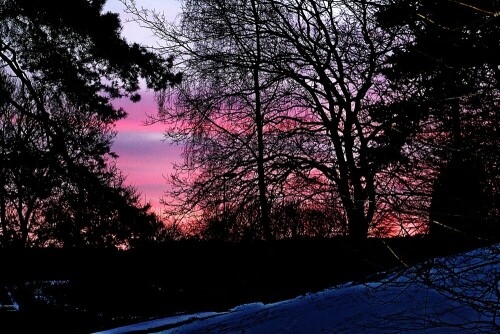 Die Morgenröte oder das -rot bezeichnet die Färbung des Himmels im Osten vor dem eigentlichen Sonnenaufgang.
Örtlichkeit, Bewölkung sowie Gehalt von Aerosolen(Schwebeteilchen in der Luft) können bedingen, dass sich das Morgenrot noch zu sehen ist, wenn die Sonne bereits über dem Horizont steht.
https://de.wikipedia.org/wiki/Morgenröte

Aufnameort: Eiershausen Friedhof
Kamera: Canon EOS 1300D