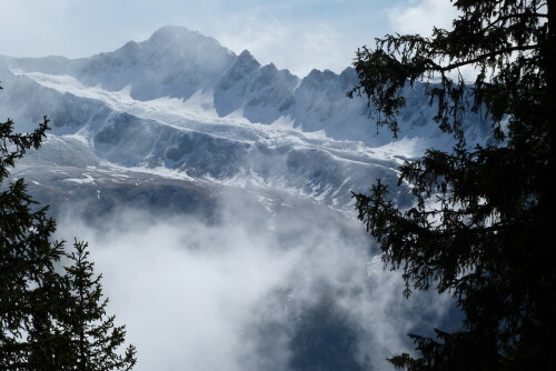 Nebel auf halber Höhe, Neuschnee ab 2300 m, Sonne über allem.

Aufnameort: St.Magdalena/Gsiesertal/Südtirol
Kamera: Lumix FZ48