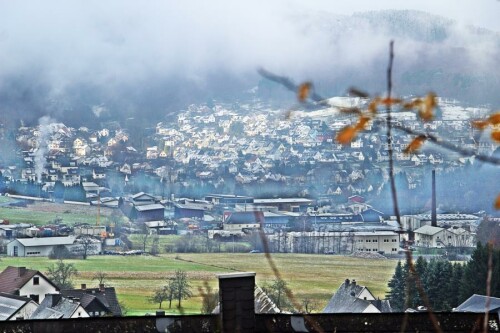 Je nach Witterung und geografischer Lage könnte dies (längerfristig)
zu Smog führen.
Smog ist ein zusammengesetztes Wort aus dem Englischen:
"smog(Rauch)" sowie "fog(Nebel)".
https://de.wikipedia.org/wiki/Smog

Aufnameort: Eiershausen mit Blick auch auf das Gewerbegebiet
Kamera: Canon EOS 1300D