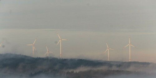 Ein ziemlich windstiller Morgen mit Nebelbildung im Diezhöltztal
https://de.wikipedia.org/wiki/Windenergie

Aufnameort: Eiershausen
Kamera: Canon EOS 700D