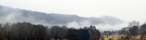 Als Nebel werden fein verteilte Wassertröpchen in der Luft bezeichnet, wenn sie noch Kontakt zum Boden besitzen.
https://de.wikipedia.org/wiki/Nebel

Aufnameort: Dietzhölztal östlich des Lohmühlenweihers
Kamera: Canon EOS 1300D