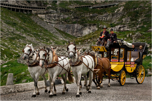 Die Postkutsche auf der alten Gotthardpassstrasse (die Tremola).
Am oberen Bildrand ist die Galerie über der neuen Kantonsstrasse, für die Eiligen, zu sehen.

Aufnameort: Schweiz, St.Gotthard, Südseite
Kamera: EOS Mark IIN