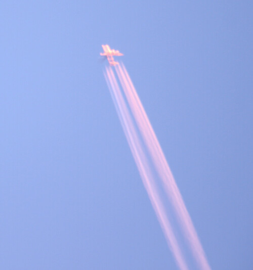 passagierflugzeug-am-abendhimmel-18424.jpeg