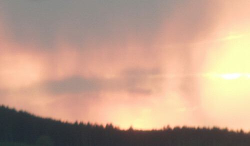 Manchmal kann auch das Abendrot nach einer Bauernregel Regen bringen.

Aufnameort: Eiershausen
Kamera: Medion Digitaler Full-HD-Camcorder mit Touchscreen