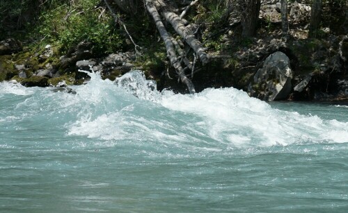 Der Rhein wirft hier in der Rheinschlucht wilde Wellen, wie ein Wildbach.

Aufnameort: Versam-Safien Schweiz
Kamera: Sony Alpha 7/II