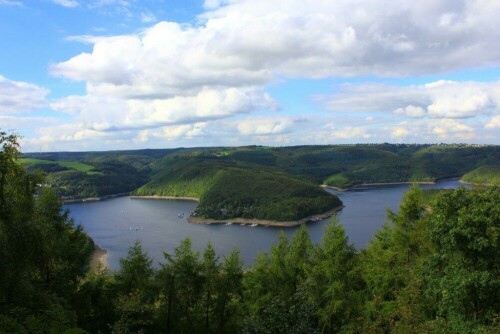 Blick auf den Rursee vom Aussichtspunkt Hirschley/Kermeter im Naturpark Eifel

Aufnameort: Kermeter/Eifel
Kamera: Canon EOS 60 D