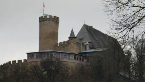 Über dem Marktplatz erhebt sich das Schloss.
https://de.wikipedia.org/wiki/Biedenkopf

Aufnameort: Biedenkopf Marktplatz
Kamera: Canon EOS 700D