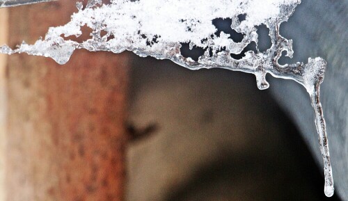 Bei wechselhaftem Wetter bzw. Witterung um den Gefrierpunkt herum kann es sich ereignen, dass Schnee schmilzt und das Schmelzwasser wieder gefriert.
Dies mag ggf. auch etwas an ein Aprilwetter erinnern?
https://de.wikipedia.org/wiki/Schneeschmelze

Aufnameort: Eiershausen Weg am Waldrand(Hirschberg)
Kamera: Canon EOS 1300D