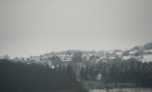 Schnee fällt als Schneeflocken meist vom Himmel(Ausnahme künstlicher Schnee). Er beinhaltet feine Eiskristalle und gilt als häufigste Form eines festen Niederschlages.
https://de.wikipedia.org/wiki/Schnee

Aufnameort: Herborn im Süden
Kamera: Medion Camcorder