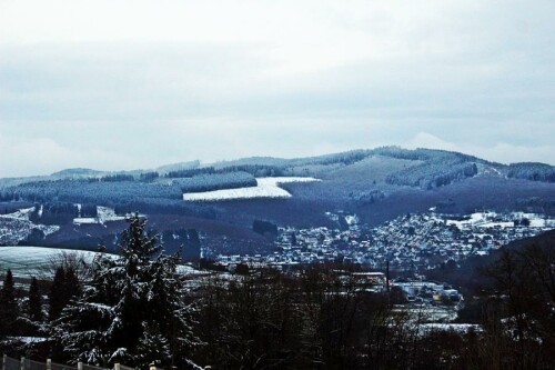 Schnee kann in die Luft sublimieren, sobald diese nicht nahezu vollständig gesättigt ist. Wärmende Sonnenstrahlen beschleunigen dies ggf. . Bei höheren Schneelagen kann es bei Tauwetter, dann zu Nebel bzw. Dunst führen. Leichter lässt sich da meist das Schmelzen von Schnee zu Wasser beobachten.
https://de.wikipedia.org/wiki/Schnee




Aufnameort: Eiershausen Dietzhölztal
Kamera: Canon EOS 1300D