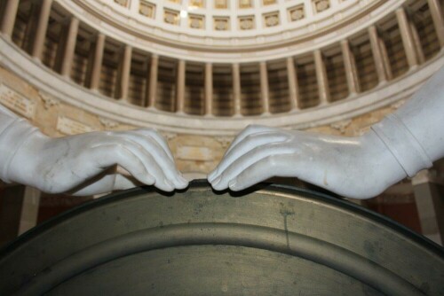 Hände von 2 der insgesamt 34 Siegesgöttinnen in der Befreiungshalle zu Kelheim

Aufnameort: Befreiungshalle in Kelheim
Kamera: Canon EOS 60 D