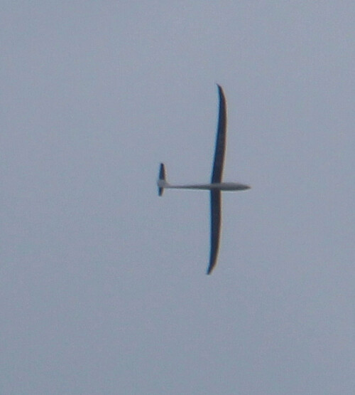 Segelflugzeug vom Segelflughafen Hirzenhain
https://de.wikipedia.org/wiki/Segelflugzeug

Aufnameort: Eierhausen Friefhof
Kamera: Camcorder Medion