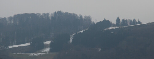 Noch liegen ein paar Schneereste auf dem Skilift Hirzenhain-Eiershausen.
https://de.wikipedia.org/wiki/Skilift

Aufnameort: Eiershausen/Eibelshausen Gewerbegebiet
Kamera: Canon EOS 700 D