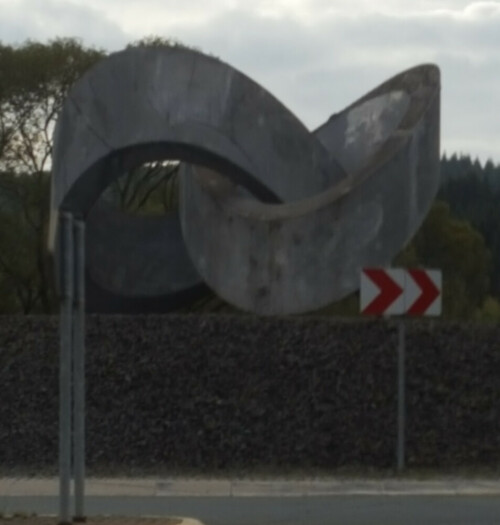 Westlich von Buderus an einem Verkehrskreisel in Breidenbach lässt sich jene Skulptur betrachten.

Aufnameort: 35236/Breidenbach
Kamera: Medion Camcorder