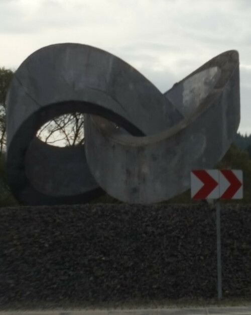 Westlich von Buderus in Breidenbach lässt sich an einem Verkehrskreisel jene Skulptur anschauen.

Aufnameort: 35236/Breidenbach
Kamera: Medion Camcorder